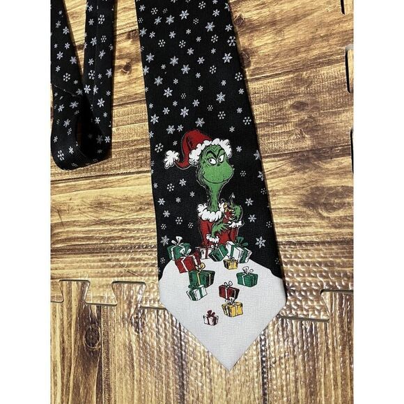 Dr. Seuss Enterprises The GRINCH Stole Christmas Santa Claus Men's Neck Tie - Picture 3 of 5